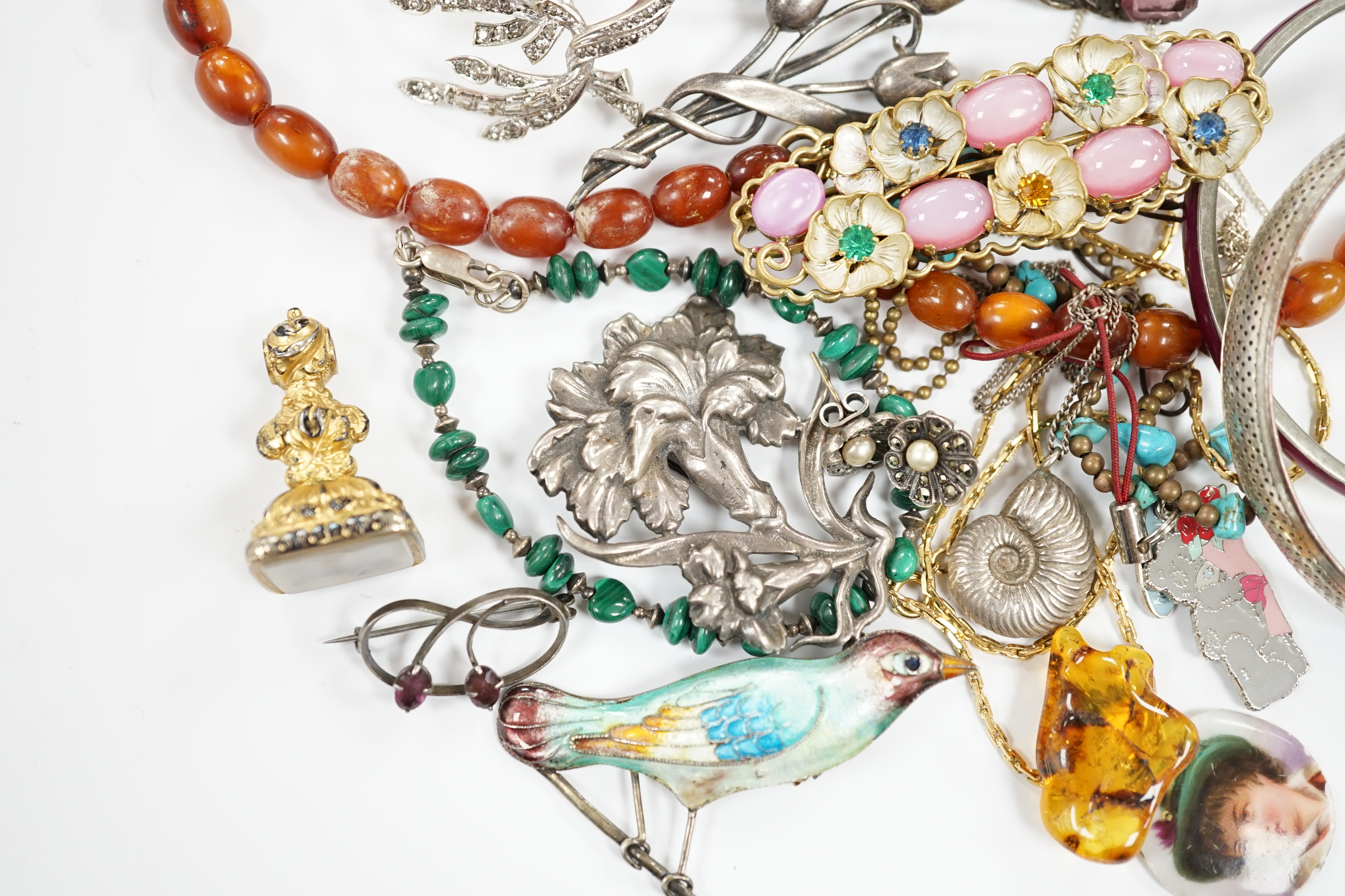 A small quantity of assorted jewellery, including an amber necklace, enamelled bird brooch etc.